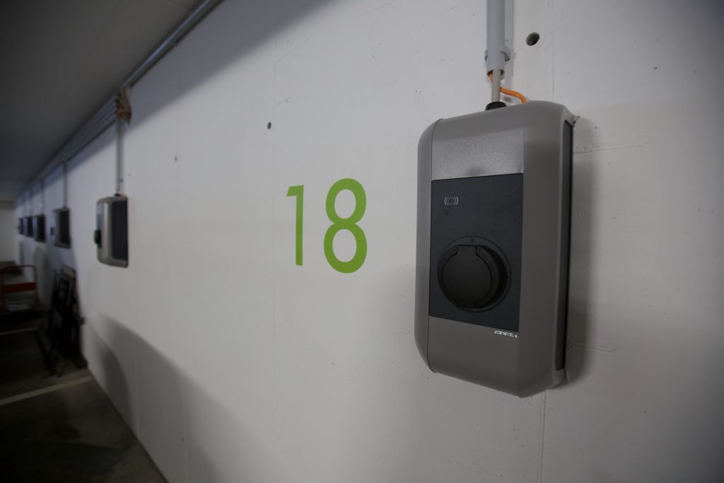 Ladesäule in einer Parkgarage mit der Zahl 18 an der Wand zur linken Seite