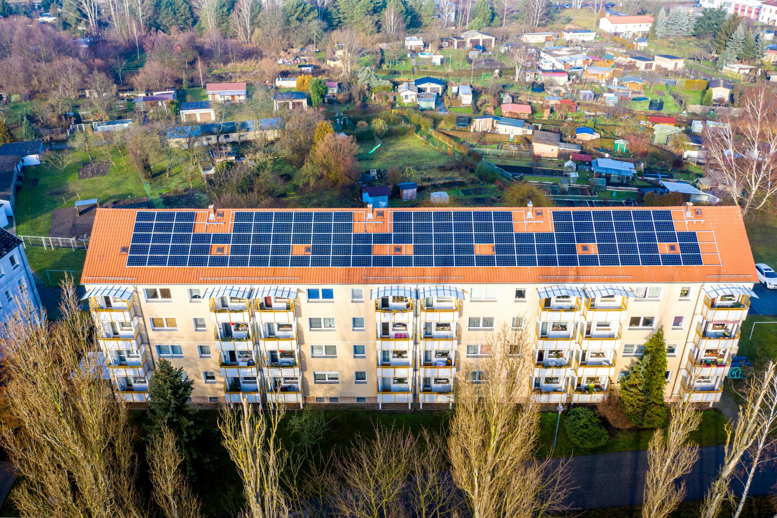 Mehrfamilienhaus mit Photovoltaikanlage, das sich für ein Mieterstrommodell eignet